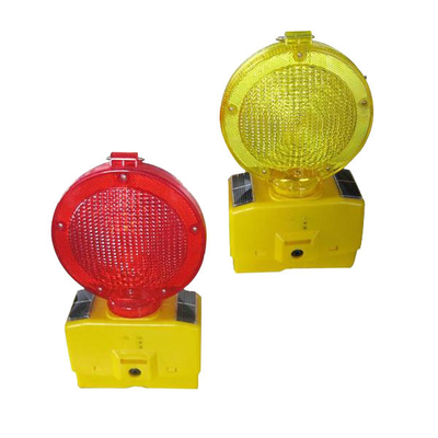 LEIDEN Opvlammend Zonneverkeer die de Lichte/Zonne Aangedreven Lichten van de Verkeerskegel waarschuwen